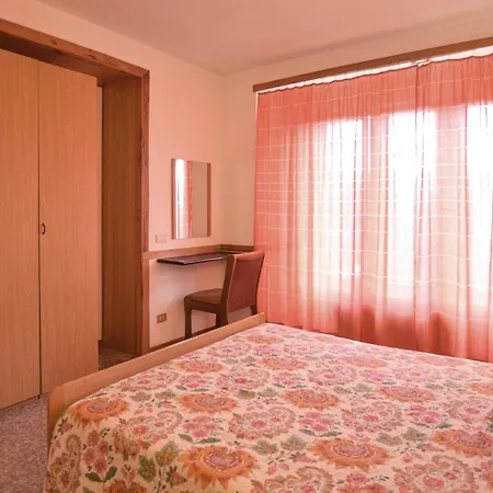 Beautiful In With Kitchenette Apartment *